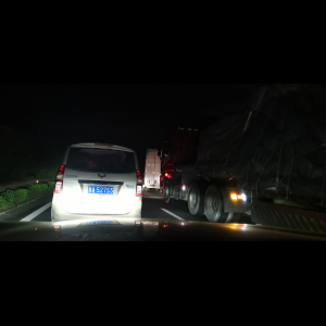 “为什么很多车没有后排中央头枕？能自己加装吗？”