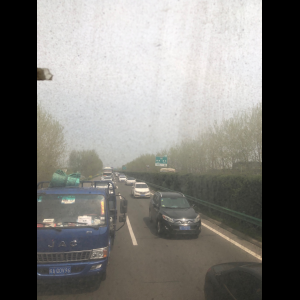 “为什么很多车没有后排中央头枕？能自己加装吗？”