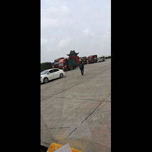 “为什么很多车没有后排中央头枕？能自己加装吗？”
