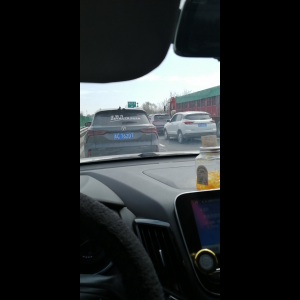 “为什么很多车没有后排中央头枕？能自己加装吗？”