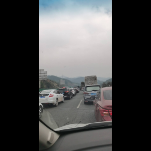 “为什么很多车没有后排中央头枕？能自己加装吗？”