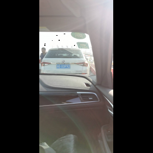 “为什么很多车没有后排中央头枕？能自己加装吗？”