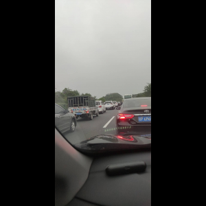 “为什么很多车没有后排中央头枕？能自己加装吗？”