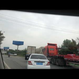 “为什么很多车没有后排中央头枕？能自己加装吗？”