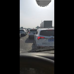 “为什么很多车没有后排中央头枕？能自己加装吗？”