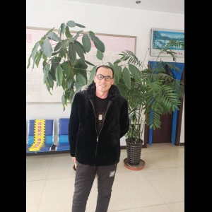 “为什么很多车没有后排中央头枕？能自己加装吗？”