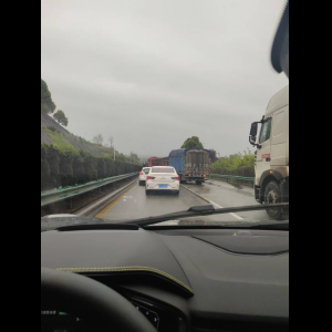 “为什么很多车没有后排中央头枕？能自己加装吗？”