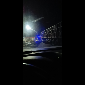 “为什么很多车没有后排中央头枕？能自己加装吗？”