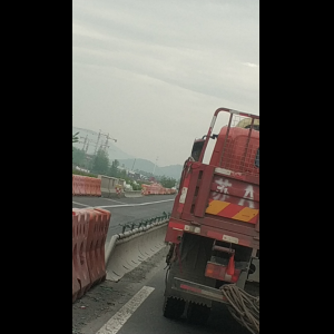 “为什么很多车没有后排中央头枕？能自己加装吗？”