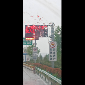 “为什么很多车没有后排中央头枕？能自己加装吗？”