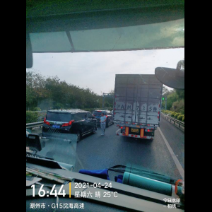 “为什么很多车没有后排中央头枕？能自己加装吗？”