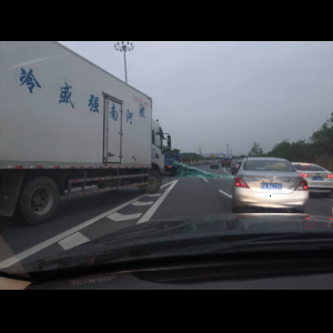 “为什么很多车没有后排中央头枕？能自己加装吗？”