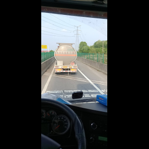 “为什么很多车没有后排中央头枕？能自己加装吗？”