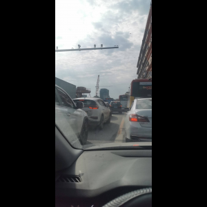 “为什么很多车没有后排中央头枕？能自己加装吗？”