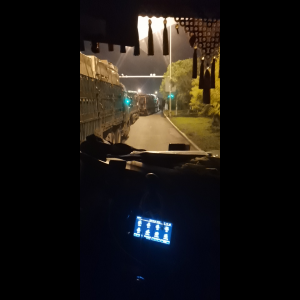 “为什么很多车没有后排中央头枕？能自己加装吗？”