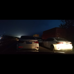 “为什么很多车没有后排中央头枕?能自己加装吗?”