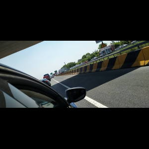 “为什么很多车没有后排中央头枕？能自己加装吗？”