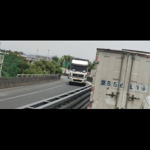 “为什么很多车没有后排中央头枕？能自己加装吗？”
