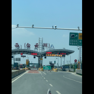 “为什么很多车没有后排中央头枕？能自己加装吗？”