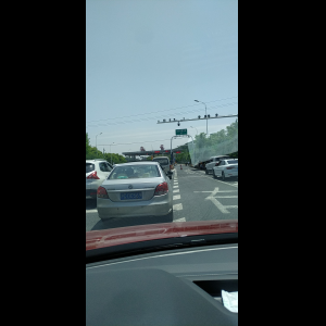 “为什么很多车没有后排中央头枕？能自己加装吗？”