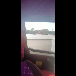 “为什么很多车没有后排中央头枕？能自己加装吗？”