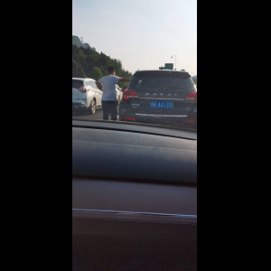 “为什么很多车没有后排中央头枕？能自己加装吗？”
