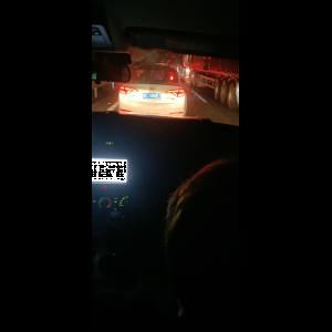 “为什么很多车没有后排中央头枕？能自己加装吗？”