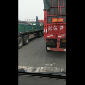 “为什么很多车没有后排中央头枕？能自己加装吗？”