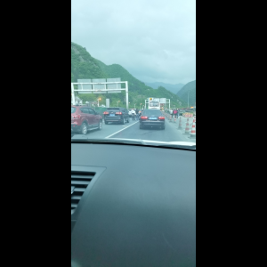 “为什么很多车没有后排中央头枕？能自己加装吗？”