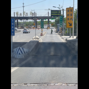 “为什么很多车没有后排中央头枕？能自己加装吗？”