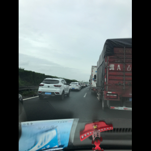 “为什么很多车没有后排中央头枕？能自己加装吗？”