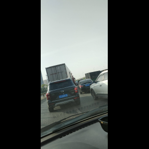 “为什么很多车没有后排中央头枕？能自己加装吗？”