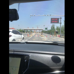 “为什么很多车没有后排中央头枕？能自己加装吗？”