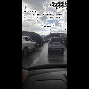 “为什么很多车没有后排中央头枕？能自己加装吗？”