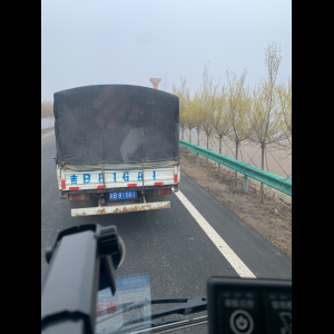 “为什么很多车没有后排中央头枕？能自己加装吗？”