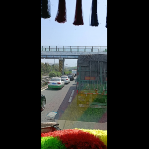 “为什么很多车没有后排中央头枕？能自己加装吗？”