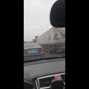 “为什么很多车没有后排中央头枕？能自己加装吗？”