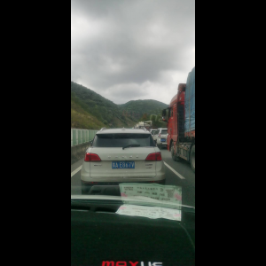 “为什么很多车没有后排中央头枕？能自己加装吗？”