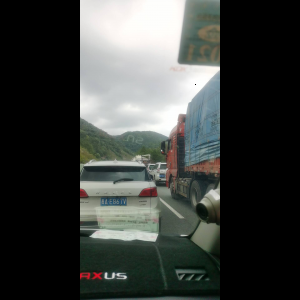 “为什么很多车没有后排中央头枕？能自己加装吗？”