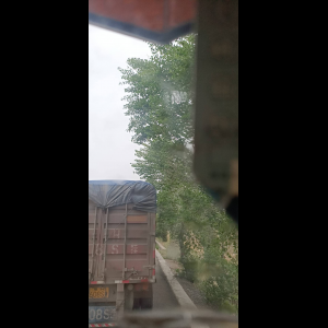 “为什么很多车没有后排中央头枕？能自己加装吗？”