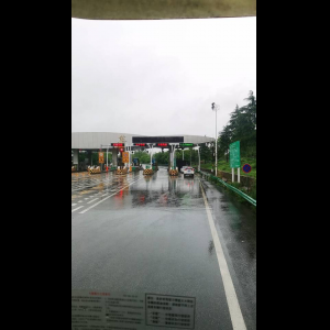 “为什么很多车没有后排中央头枕？能自己加装吗？”
