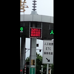 “为什么很多车没有后排中央头枕？能自己加装吗？”