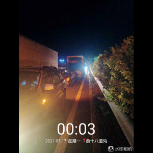 “为什么很多车没有后排中央头枕？能自己加装吗？”