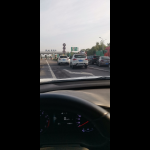 “为什么很多车没有后排中央头枕？能自己加装吗？”
