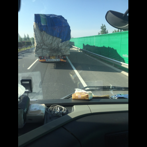 “为什么很多车没有后排中央头枕？能自己加装吗？”