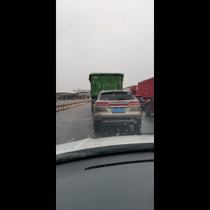 “为什么很多车没有后排中央头枕？能自己加装吗？”