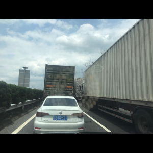 “为什么很多车没有后排中央头枕？能自己加装吗？”