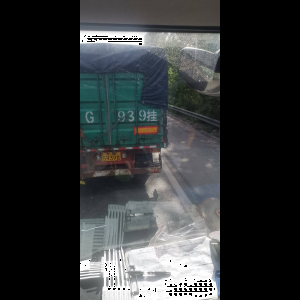 “为什么很多车没有后排中央头枕？能自己加装吗？”