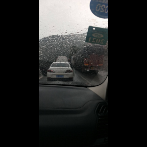 “为什么很多车没有后排中央头枕？能自己加装吗？”