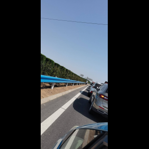 “为什么很多车没有后排中央头枕？能自己加装吗？”